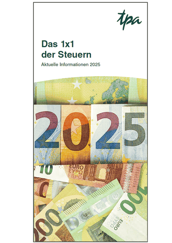 Broschüre der TPA Steuerberatung mit dem Titel 'Das 1x1 der Steuern – Aktuelle Informationen 2025'. Das Design zeigt den Titel in grüner Schrift auf weißem Hintergrund. Im unteren Bereich sind vergrößerte Euro-Banknoten zu sehen, die das Jahr 2025 grafisch darstellen. Das TPA-Logo befindet sich oben rechts.